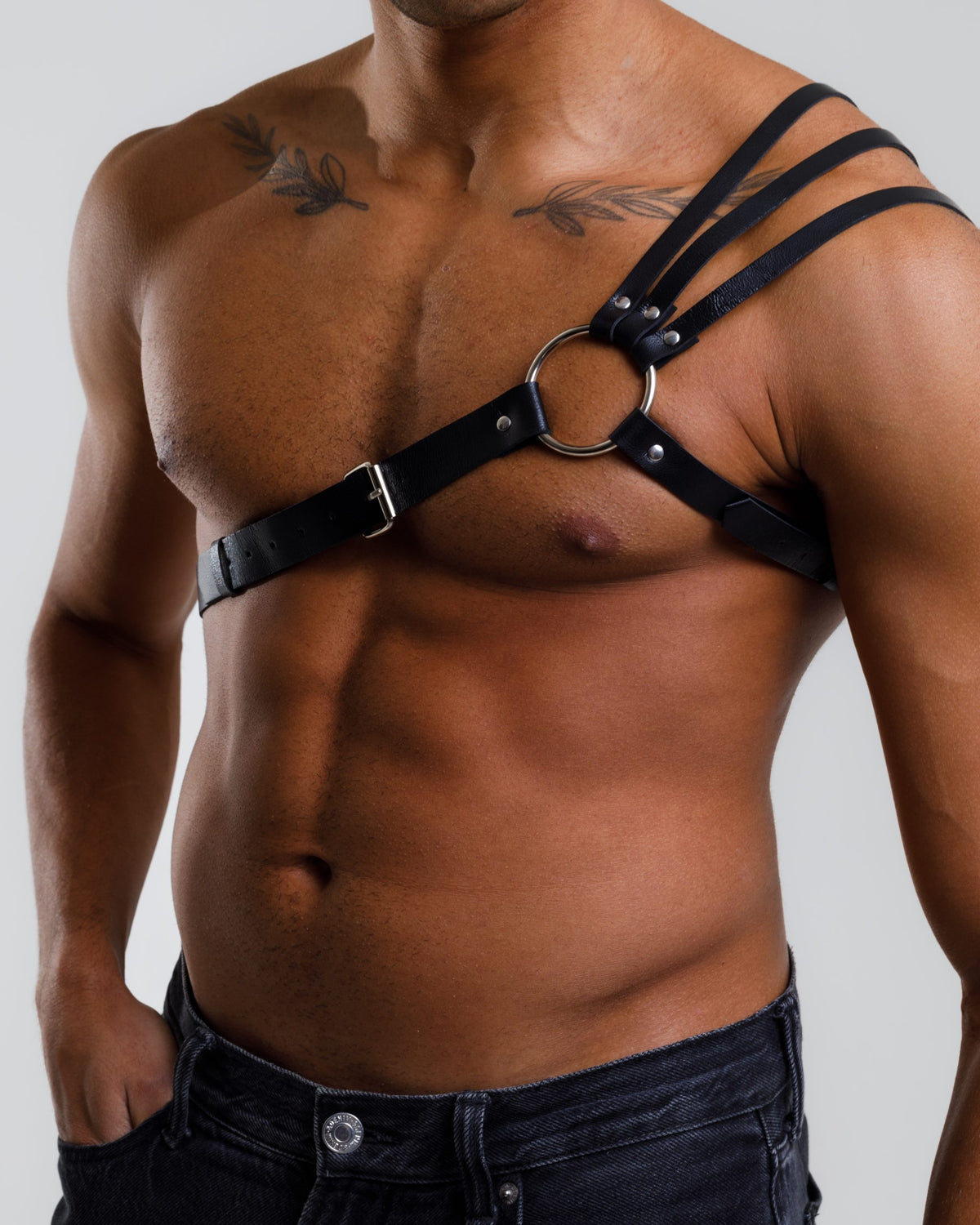 Men's harness with triple shoulder pads