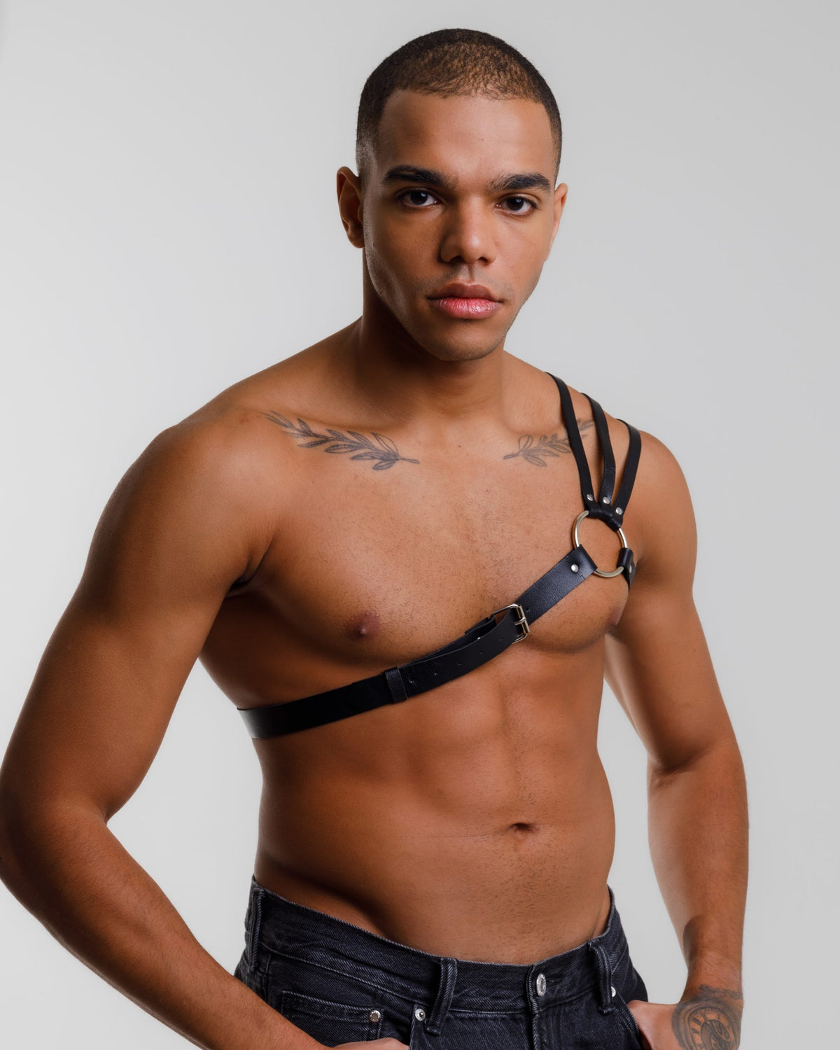 Men's harness with triple shoulder pads